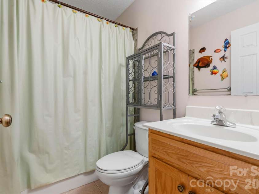 3656 Woodgreen Drive, Lincolnton, NC 28092.  MLS# CAR4403156, YatesRealty ID 36451. Full Guest Bath View
