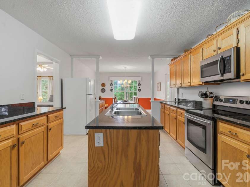 3656 Woodgreen Drive, Lincolnton, NC 28092.  MLS# CAR4403156, YatesRealty ID 36451. Kitchen/Casual Dining View