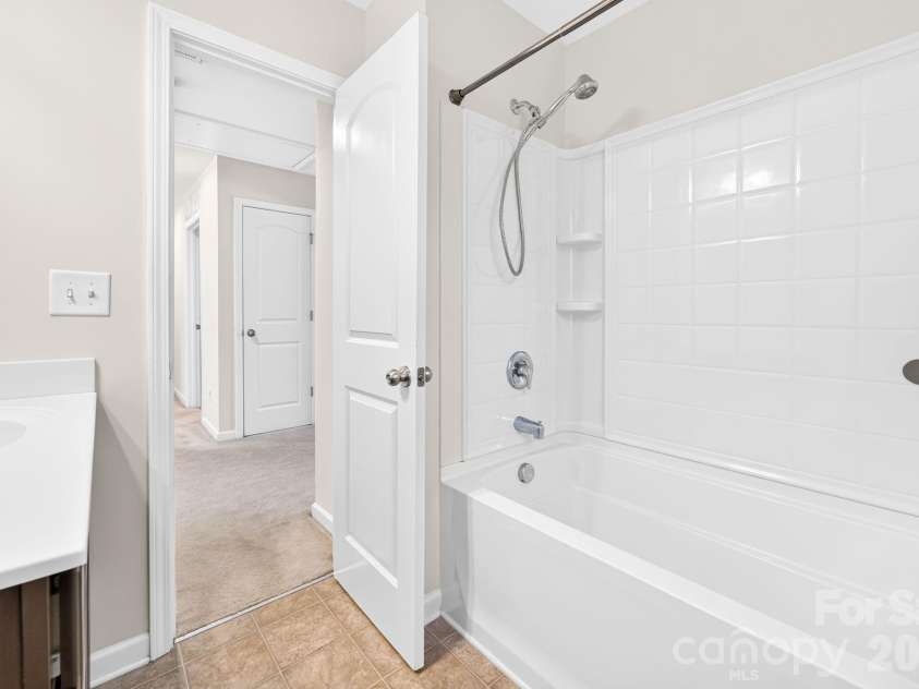13505 Browhill Lane, Charlotte, NC 28278.  MLS# CAR4399701, YatesRealty ID 36453. Bathroom