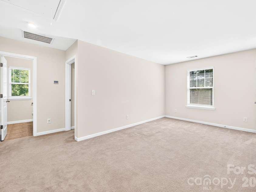 13505 Browhill Lane, Charlotte, NC 28278.  MLS# CAR4399701, YatesRealty ID 36453. Loft