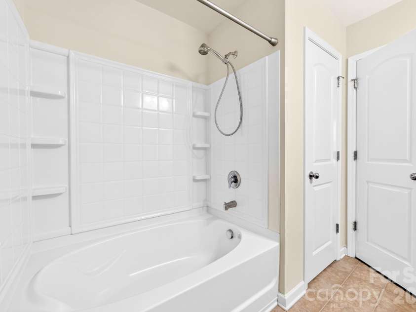 13505 Browhill Lane, Charlotte, NC 28278.  MLS# CAR4399701, YatesRealty ID 36453. Main Bathroom