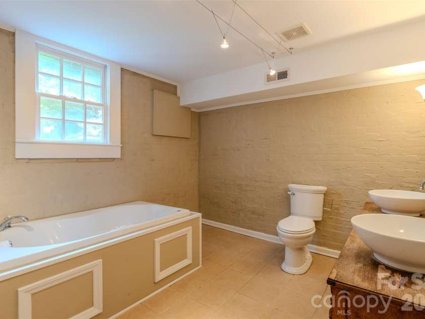 1310 York Road, Gastonia, NC 28052.  MLS# CAR4398155, YatesRealty ID 36455. 