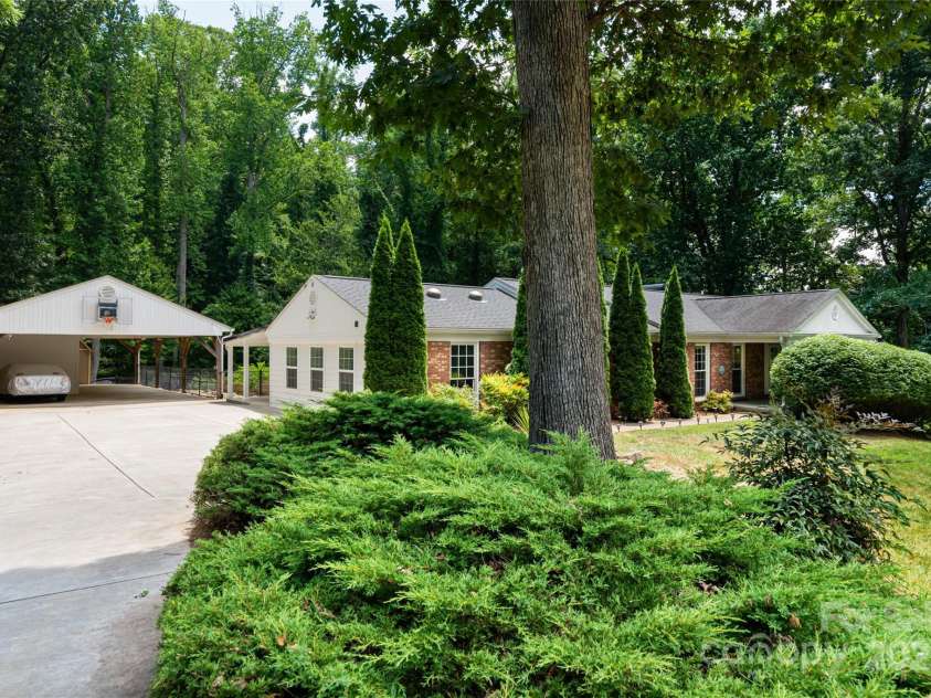 21 Westridge Drive, Asheville, NC 28803.  MLS# CAR4227775, YatesRealty ID 3646. Front Drive