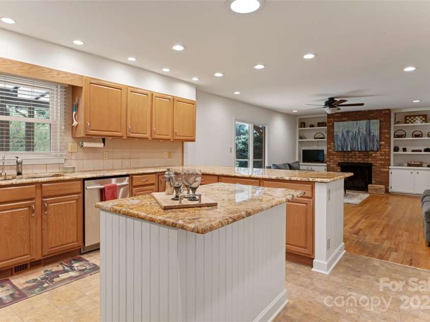 21 Westridge Drive, Asheville, NC 28803.  MLS# CAR4227775, YatesRealty ID 3646. Kitchen
