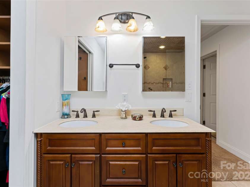21 Westridge Drive, Asheville, NC 28803.  MLS# CAR4227775, YatesRealty ID 3646. Primary Bathroom