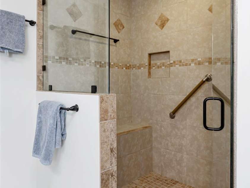 21 Westridge Drive, Asheville, NC 28803.  MLS# CAR4227775, YatesRealty ID 3646. Primary Bathroom