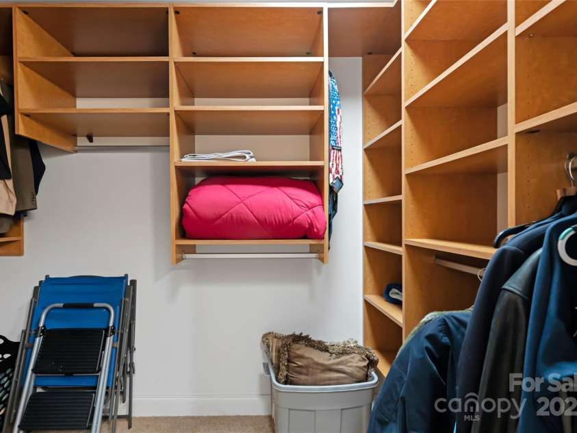 21 Westridge Drive, Asheville, NC 28803.  MLS# CAR4227775, YatesRealty ID 3646. Primary walk in closet