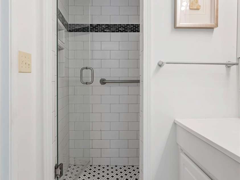 21 Westridge Drive, Asheville, NC 28803.  MLS# CAR4227775, YatesRealty ID 3646. Second Primary Bathroom