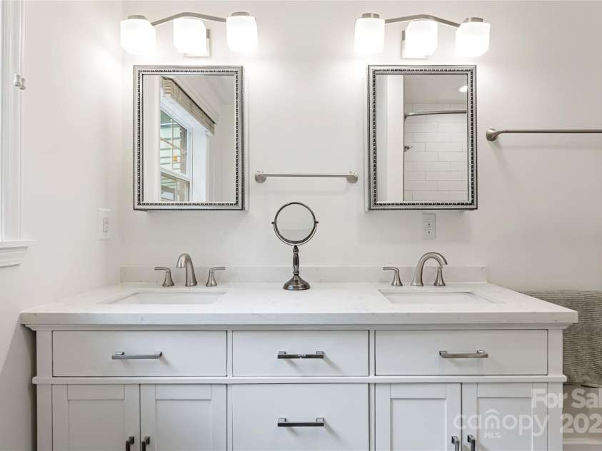 21 Westridge Drive, Asheville, NC 28803.  MLS# CAR4227775, YatesRealty ID 3646. Upstairs Hall Bathroom
