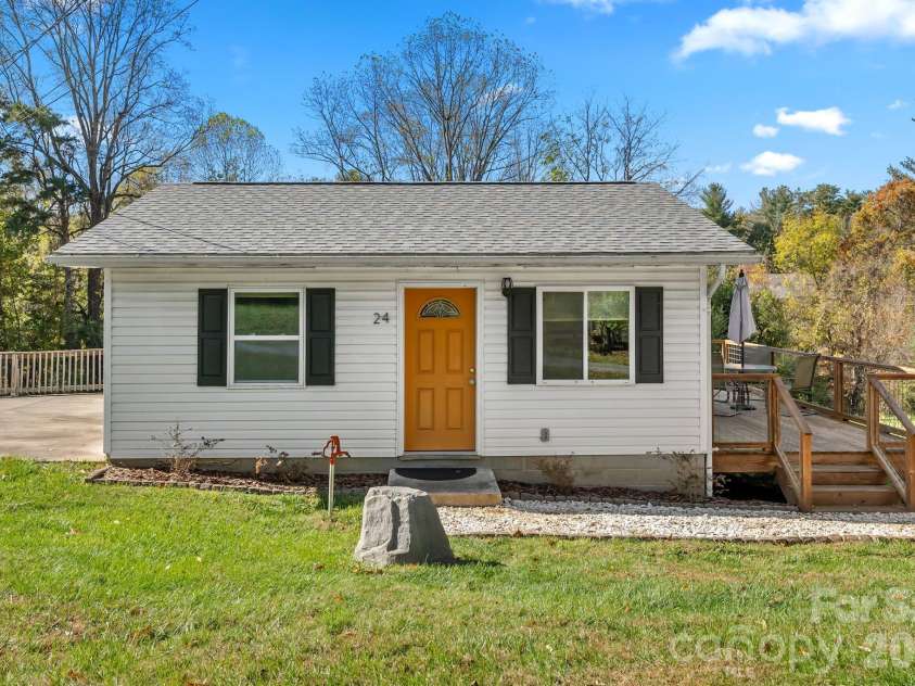 24 Ian River Drive, Asheville, NC 28806.  MLS# CAR4316888, YatesRealty ID 3646. 