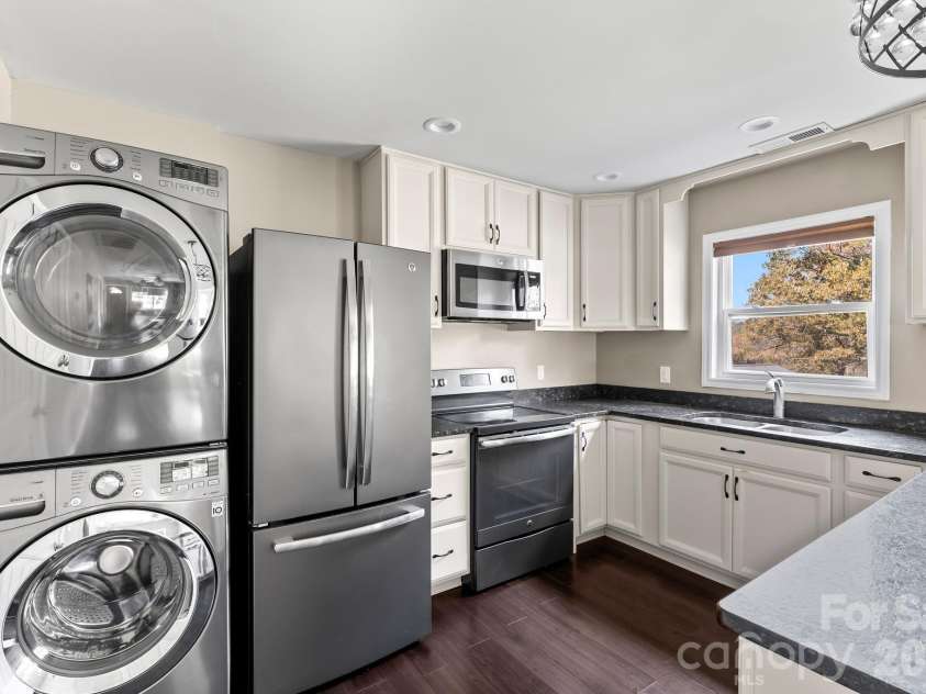 24 Ian River Drive, Asheville, NC 28806.  MLS# CAR4316888, YatesRealty ID 3646. 