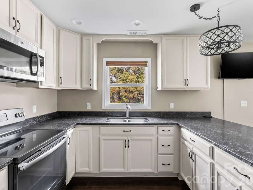 24 Ian River Drive, Asheville, NC 28806.  MLS# CAR4316888, YatesRealty ID 3646. 