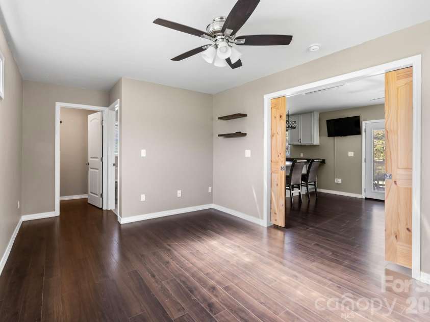 24 Ian River Drive, Asheville, NC 28806.  MLS# CAR4316888, YatesRealty ID 3646. 