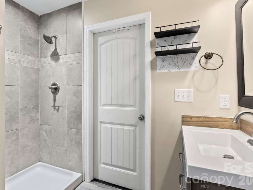 24 Ian River Drive, Asheville, NC 28806.  MLS# CAR4316888, YatesRealty ID 3646. 