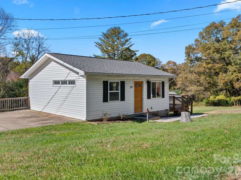24 Ian River Drive, Asheville, NC 28806.  MLS# CAR4316888, YatesRealty ID 3646. 