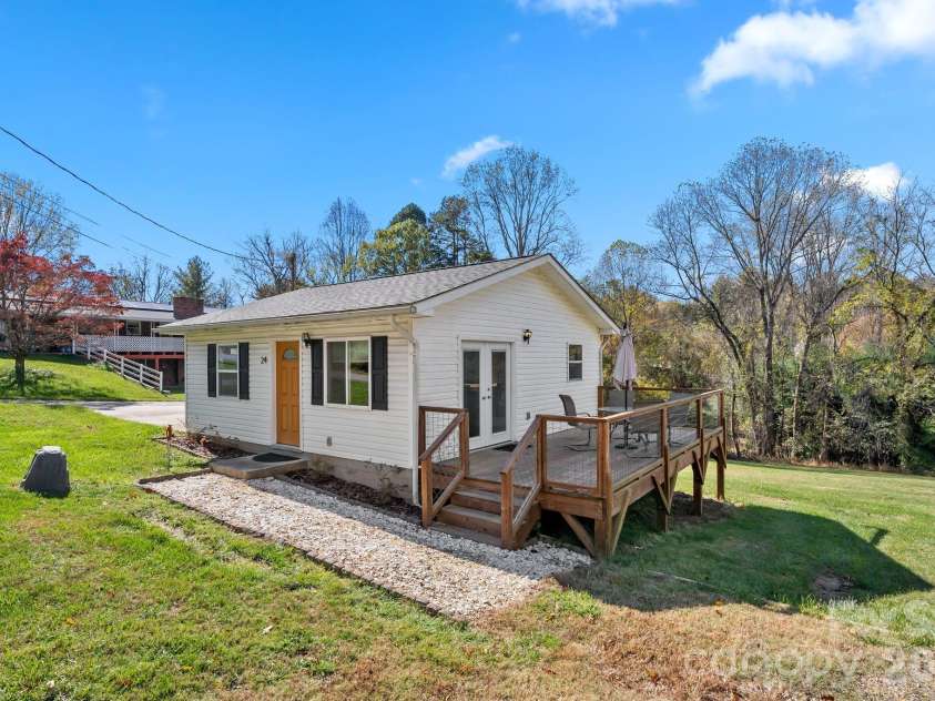 24 Ian River Drive, Asheville, NC 28806.  MLS# CAR4316888, YatesRealty ID 3646. 