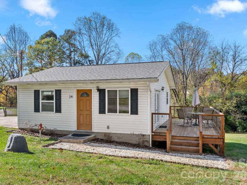 24 Ian River Drive, Asheville, NC 28806.  MLS# CAR4316888, YatesRealty ID 3646. 