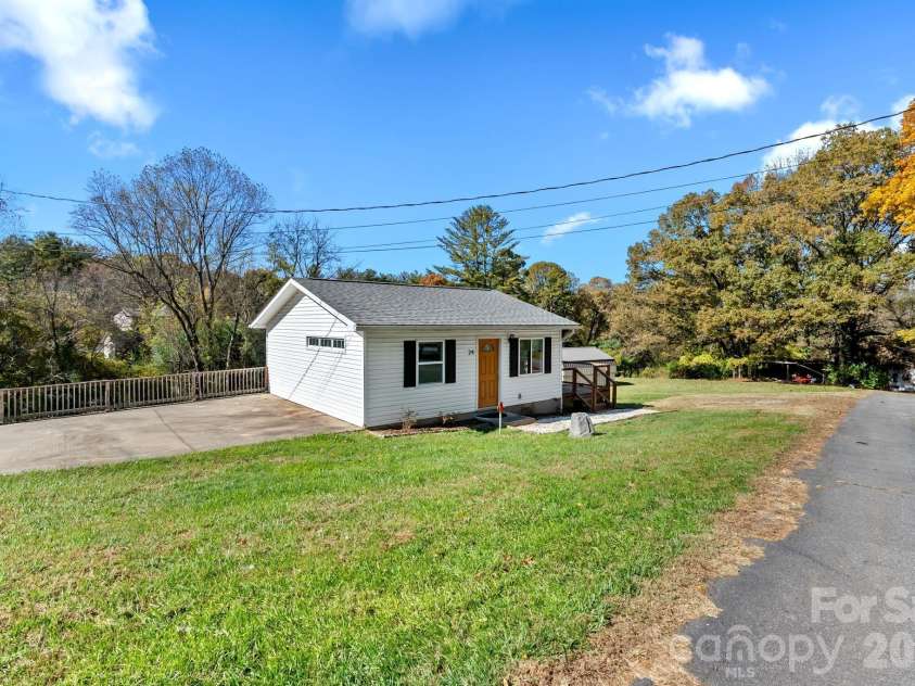24 Ian River Drive, Asheville, NC 28806.  MLS# CAR4316888, YatesRealty ID 3646. 