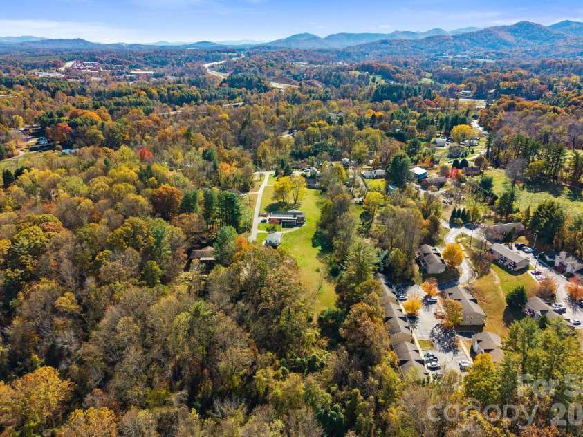 24 Ian River Drive, Asheville, NC 28806.  MLS# CAR4316888, YatesRealty ID 3646. 