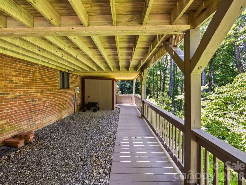 518 Starmount Lane, Hendersonville, NC 28791.  MLS# CAR4402876, YatesRealty ID 36466. 