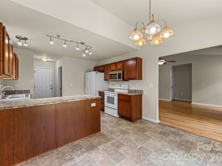 58 Lilac Fields Way, Arden, NC 28704.  MLS# CAR4403318, YatesRealty ID 36473. Dining Area