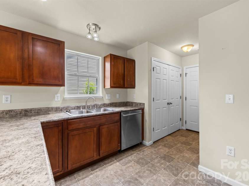 58 Lilac Fields Way, Arden, NC 28704.  MLS# CAR4403318, YatesRealty ID 36473. Kitchen