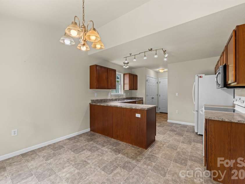 58 Lilac Fields Way, Arden, NC 28704.  MLS# CAR4403318, YatesRealty ID 36473. Kitchen