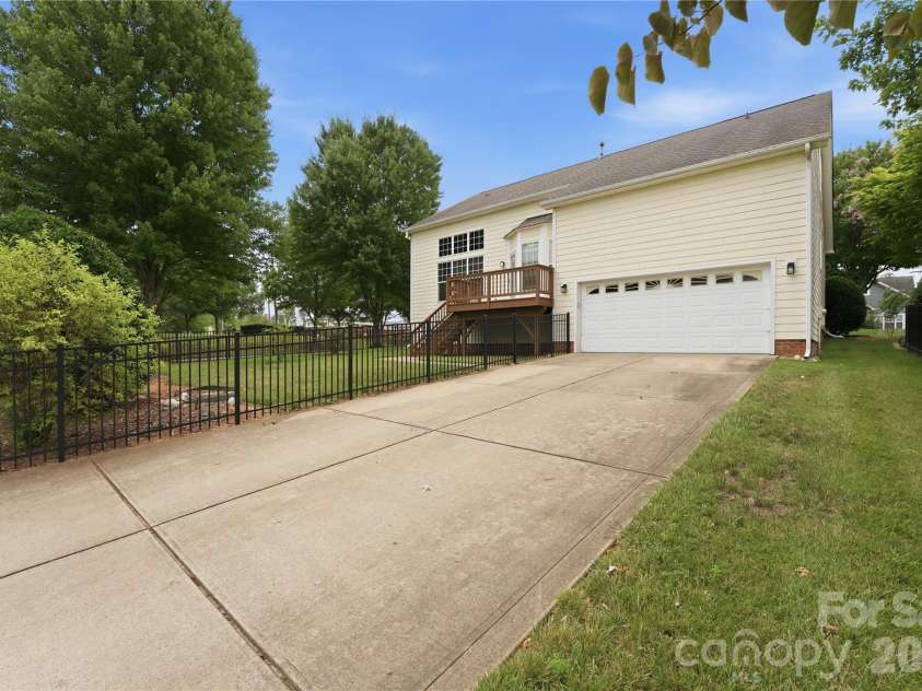 5918 Phyliss Lane, Charlotte, NC 28227.  MLS# CAR4403365, YatesRealty ID 36475. 