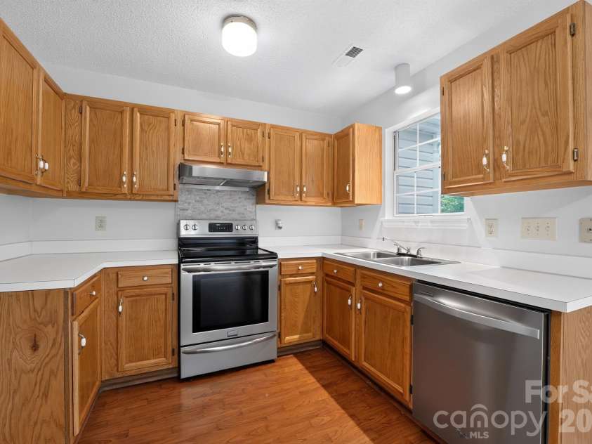 556 Viking Drive, Concord, NC 28025.  MLS# CAR4403378, YatesRealty ID 36477. 