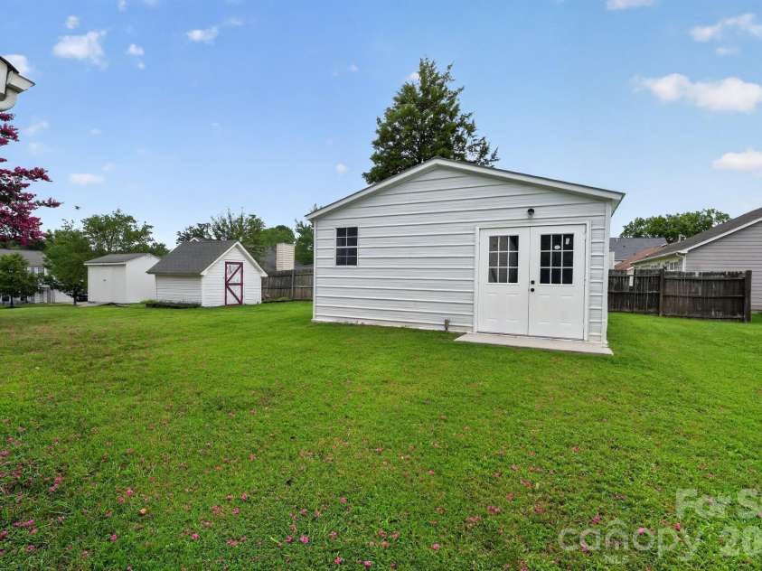 556 Viking Drive, Concord, NC 28025.  MLS# CAR4403378, YatesRealty ID 36477. 