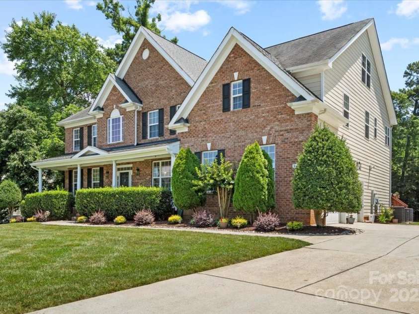 110 Isle Run Drive, Mooresville, NC 28117.  MLS# CAR4269244, YatesRealty ID 3648. Side-Load 2 Car Garage