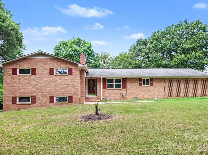 298 Enwood Drive, Charlotte, NC 28214.  MLS# CAR4402480, YatesRealty ID 36481. 