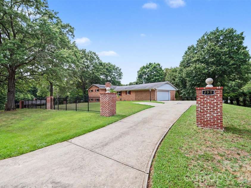 298 Enwood Drive, Charlotte, NC 28214.  MLS# CAR4402480, YatesRealty ID 36481. 