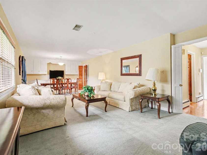 298 Enwood Drive, Charlotte, NC 28214.  MLS# CAR4402480, YatesRealty ID 36481. 
