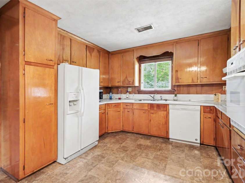 298 Enwood Drive, Charlotte, NC 28214.  MLS# CAR4402480, YatesRealty ID 36481. 