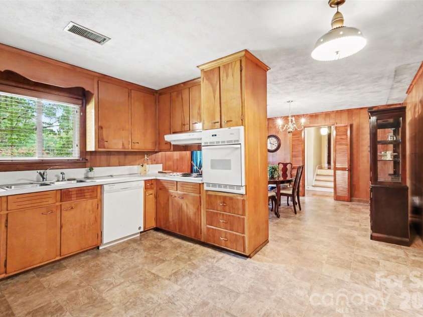 298 Enwood Drive, Charlotte, NC 28214.  MLS# CAR4402480, YatesRealty ID 36481. 