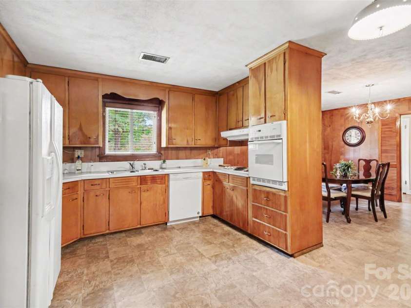 298 Enwood Drive, Charlotte, NC 28214.  MLS# CAR4402480, YatesRealty ID 36481. 