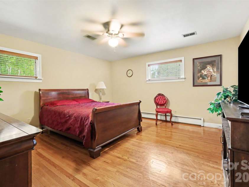 298 Enwood Drive, Charlotte, NC 28214.  MLS# CAR4402480, YatesRealty ID 36481. 