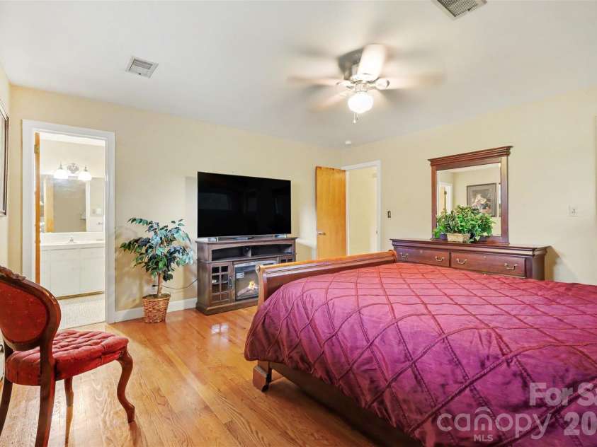 298 Enwood Drive, Charlotte, NC 28214.  MLS# CAR4402480, YatesRealty ID 36481. 