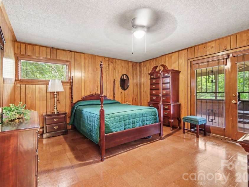 298 Enwood Drive, Charlotte, NC 28214.  MLS# CAR4402480, YatesRealty ID 36481. 