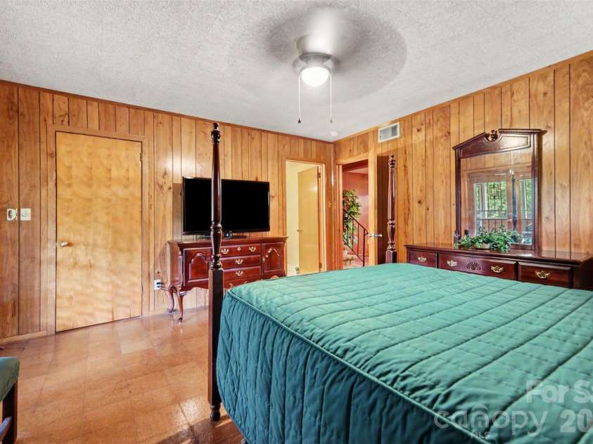 298 Enwood Drive, Charlotte, NC 28214.  MLS# CAR4402480, YatesRealty ID 36481. 