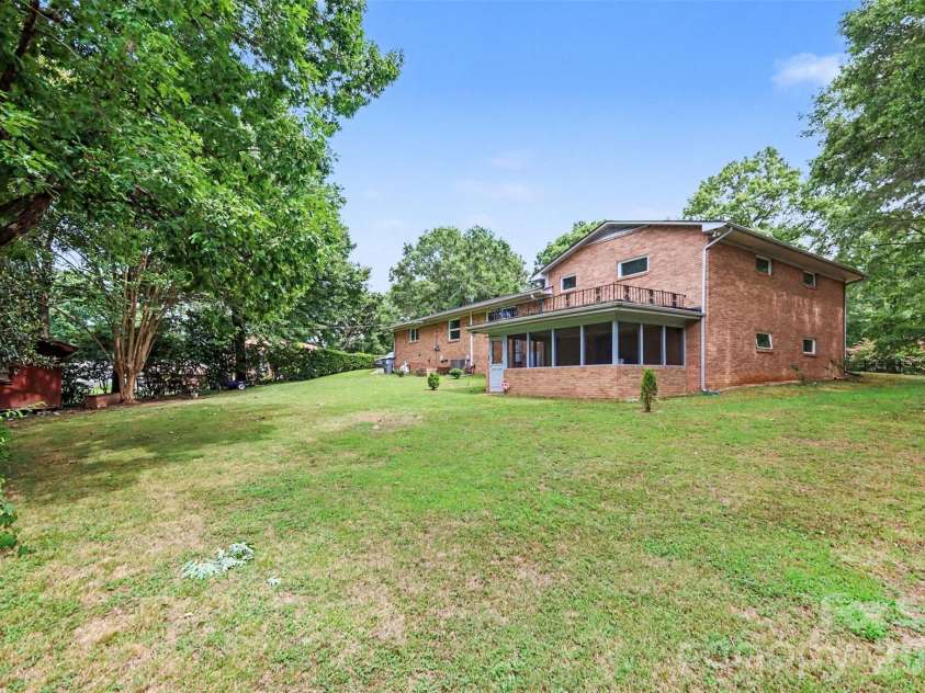 298 Enwood Drive, Charlotte, NC 28214.  MLS# CAR4402480, YatesRealty ID 36481. 