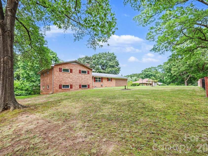 298 Enwood Drive, Charlotte, NC 28214.  MLS# CAR4402480, YatesRealty ID 36481. 