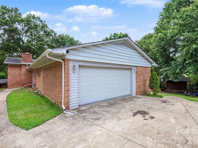 298 Enwood Drive, Charlotte, NC 28214.  MLS# CAR4402480, YatesRealty ID 36481. 