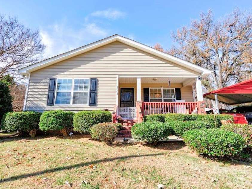 1001 West Circle, Gastonia, NC 28054.  MLS# CAR4325047, YatesRealty ID 3649. 