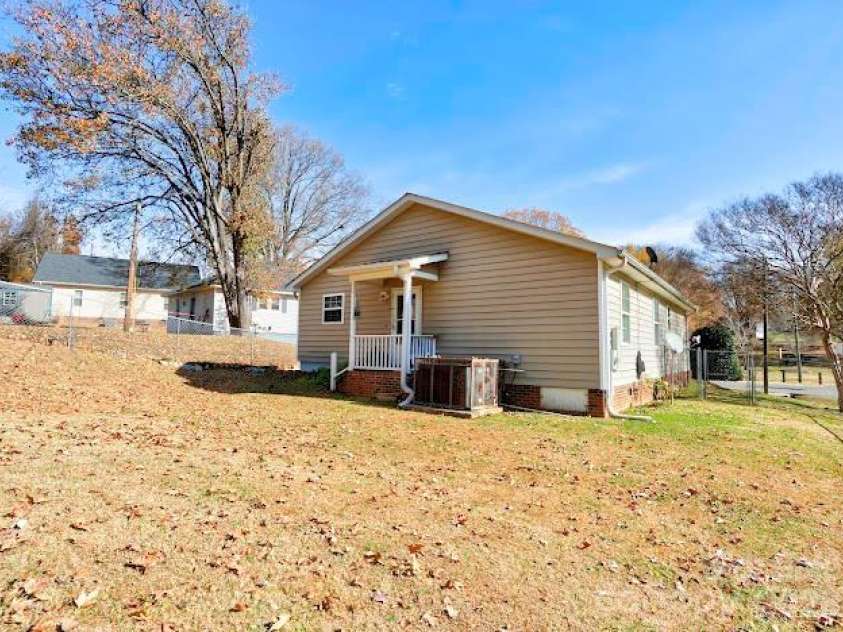 1001 West Circle, Gastonia, NC 28054.  MLS# CAR4325047, YatesRealty ID 3649. 