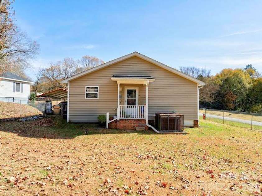 1001 West Circle, Gastonia, NC 28054.  MLS# CAR4325047, YatesRealty ID 3649. 
