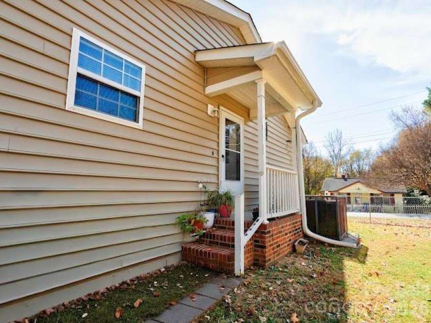 1001 West Circle, Gastonia, NC 28054.  MLS# CAR4325047, YatesRealty ID 3649. 