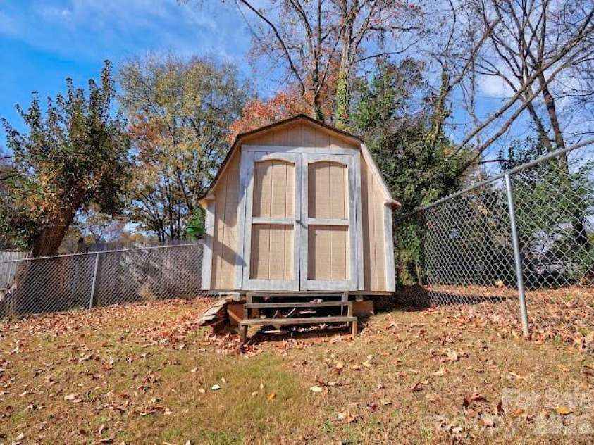 1001 West Circle, Gastonia, NC 28054.  MLS# CAR4325047, YatesRealty ID 3649. 