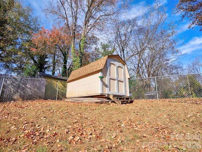 1001 West Circle, Gastonia, NC 28054.  MLS# CAR4325047, YatesRealty ID 3649. 